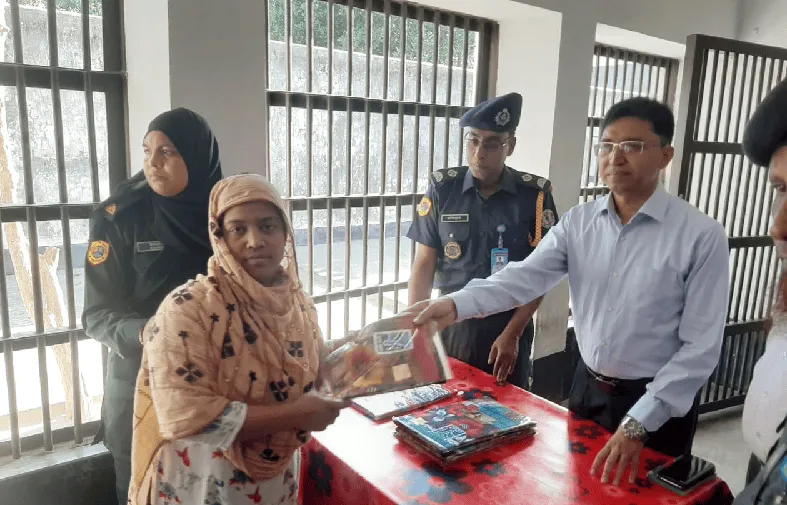 নীলফামারী জেলা কারাগারে কয়েদিদের ঈদ উপহার বিতরণ অনুষ্ঠান. Channel i News - চ্যানেল আই নিউজ