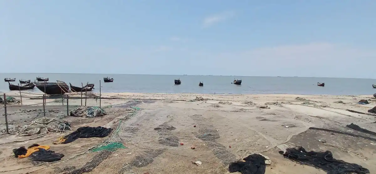 উপকূলের সৈকত, নৌকা ও সমুদ্রের দৃশ্য, বাংলাদেশ. Channel i News - চ্যানেল আই নিউজ