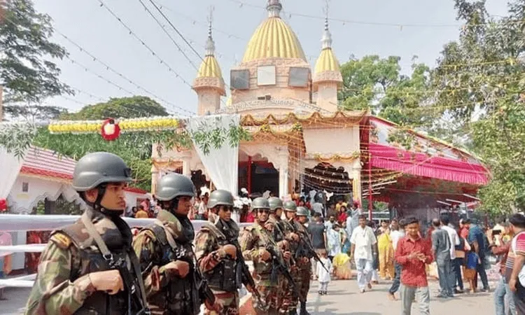 বিভিন্ন সেনা সদস্য নিরাপত্তা দিচ্ছেন চত্বরের মধ্যে, পবিত্র মন্দিরের সামনে. Channel i News - চ্যানেল আই নিউজ