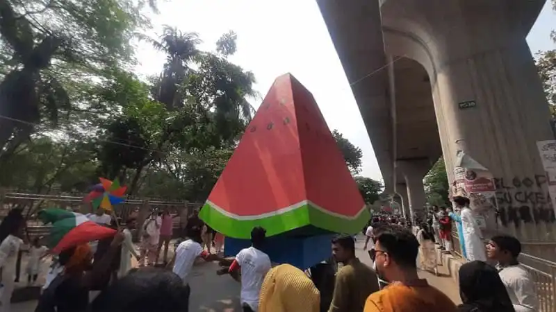 বসন্তের watermelon-shaped মূর্তি শহরে মানুষের ভিড়. Channel i News - চ্যানেল আই নিউজ