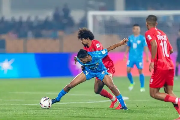 বাংলাদেশ ও ভারতের ফুটবল খেলোয়াড়রা মাঠে প্রতিদ্বন্দ্বিতা করছে. Channel i News - চ্যানেল আই নিউজ