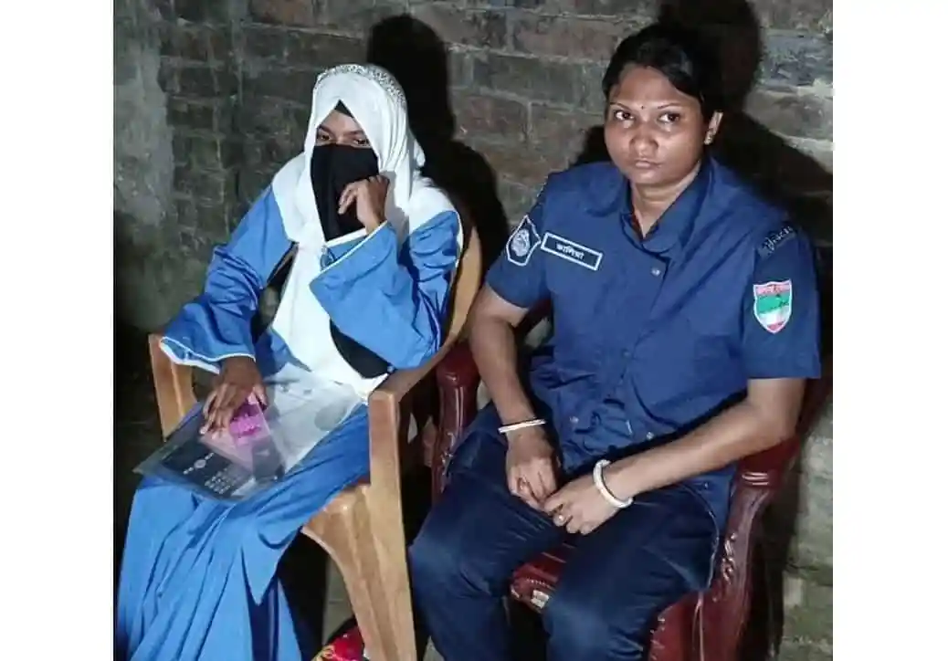 প্রেমিকের বাড়িতে এসএসসি পরীক্ষার্থী ও পুলিশ নারী কনস্টেবল. Channel i News - চ্যানেল আই নিউজ