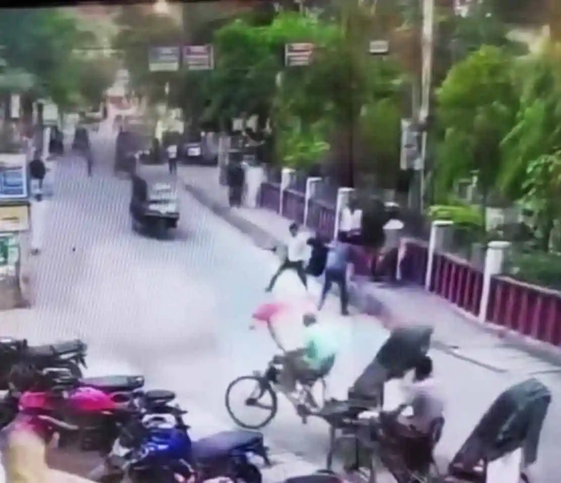ছাত্র অধিকার পরিষদের নেতাদের মারধরের দৃশ্য, রাস্তায় উত্তেজনা. Channel i News - চ্যানেল আই নিউজ