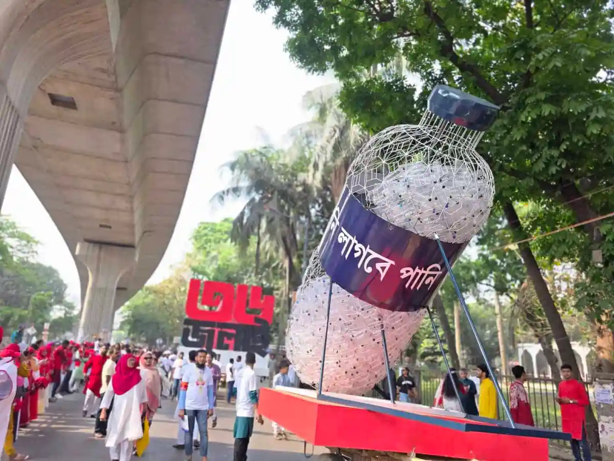 শোভাযাত্রায় পানির মোবাইলের বিশাল মূর্তি, সুলতানি ও মুঘল আমলের মোটিফ সহ. Channel i News - চ্যানেল আই নিউজ