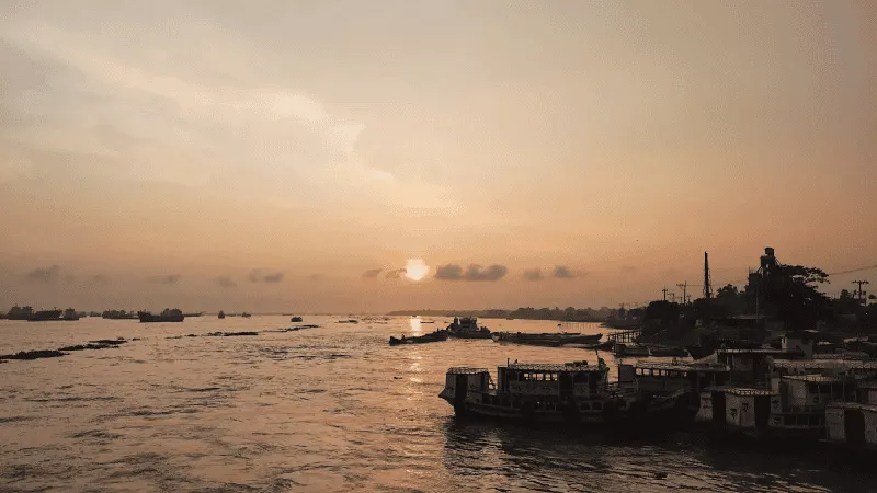 নদীর জলস্তর কমে যাওয়ার কারণে নদীর পাড়ে নৌকা ও জাহাজের দৃশ্য. Channel i News - চ্যানেল আই নিউজ