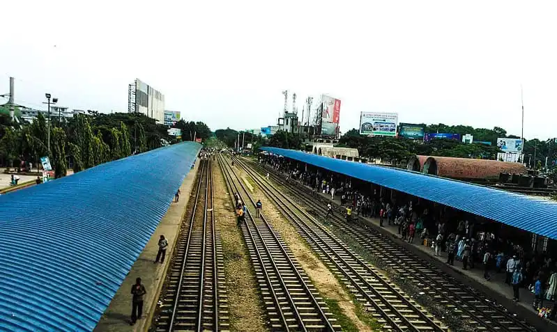 জনপ্রিয় রেলওয়ে স্টেশন যেখানে অনেক মানুষ অপেক্ষা করছে. Channel i News - চ্যানেল আই নিউজ