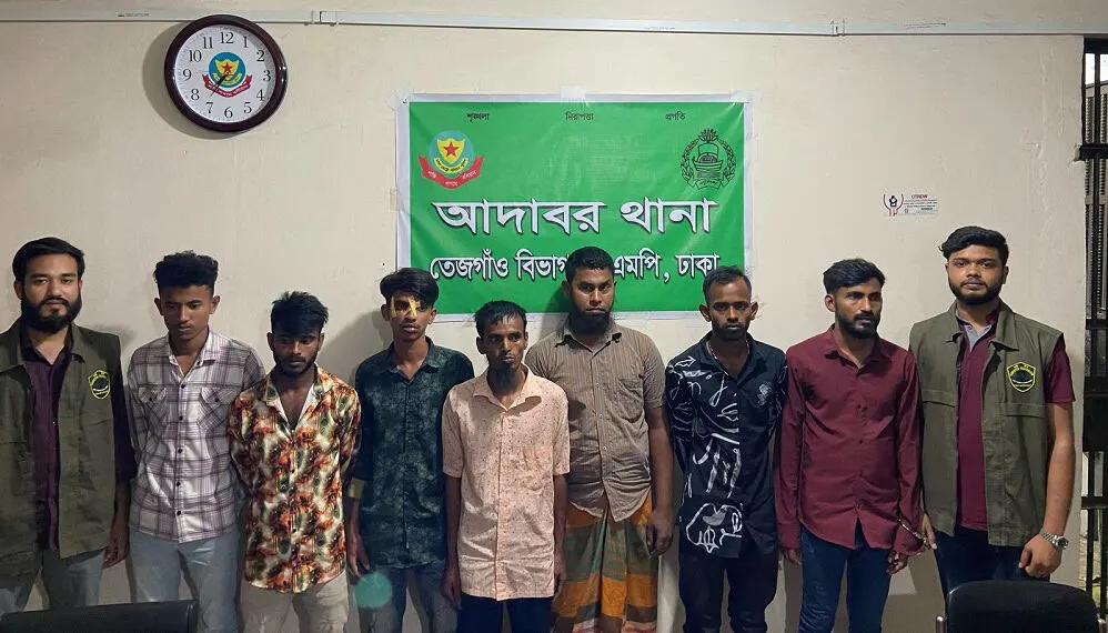 আদাবরে ছিনতাইকারীসহ গ্রেপ্তার ৭ জনের ছবি. Channel i News - চ্যানেল আই নিউজ