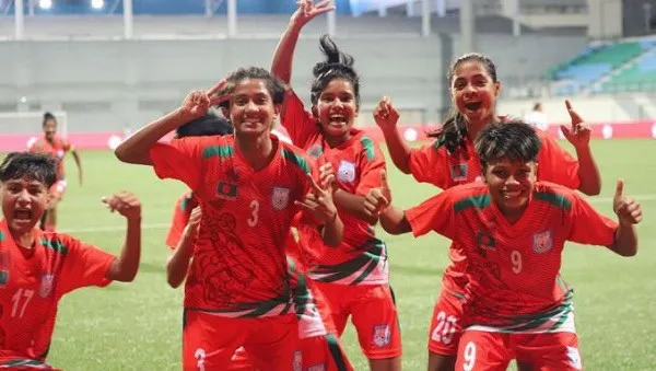 বাংলাদেশ নারী ফুটবল দলের খেলোয়াড়রা উল্লাসে ভরা ছবি. Channel i News - চ্যানেল আই নিউজ