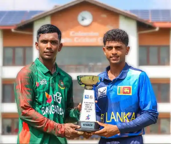 বাংলাদেশ ও শ্রীলঙ্কার ক্রিকেটাররা ট্রফি হাতে পুরস্কার গ্রহণ করছেন. Channel i News - চ্যানেল আই নিউজ