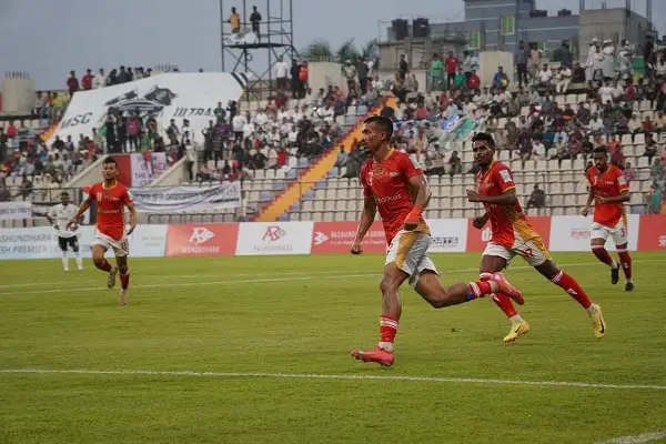 ফেডারেশন কাপের ফাইনালে রহমতগঞ্জের খেলোয়াড়রা উদযাপন করছে. Channel i News - চ্যানেল আই নিউজ
