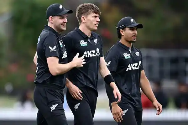 নিউজিল্যান্ড ক্রিকেটাররা মাঠে হাঁটছেন, প্রস্তুতি নিচ্ছেন।. Channel i News - চ্যানেল আই নিউজ