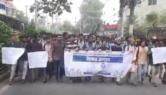 রুয়েট শিক্ষার্থীদের বিক্ষোভ, তারা প্ল্যাকার্ড ও ব্যানার নিয়ে রাস্তায় অবস্থান করছে. Channel i News - চ্যানেল আই নিউজ