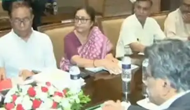 বাংলাদেশের রাজনৈতিক আলোচনায় অংশগ্রহণকারী ব্যক্তিরা বৈঠকে বসে আলোচনা করছেন. Channel i News - চ্যানেল আই নিউজ