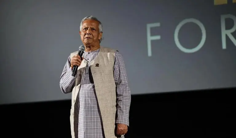 প্রধান অতিথি বক্তৃতা দিচ্ছেন, বাংলাদেশি নেতা, পেশাদারী পোশাক পরা. Channel i News - চ্যানেল আই নিউজ