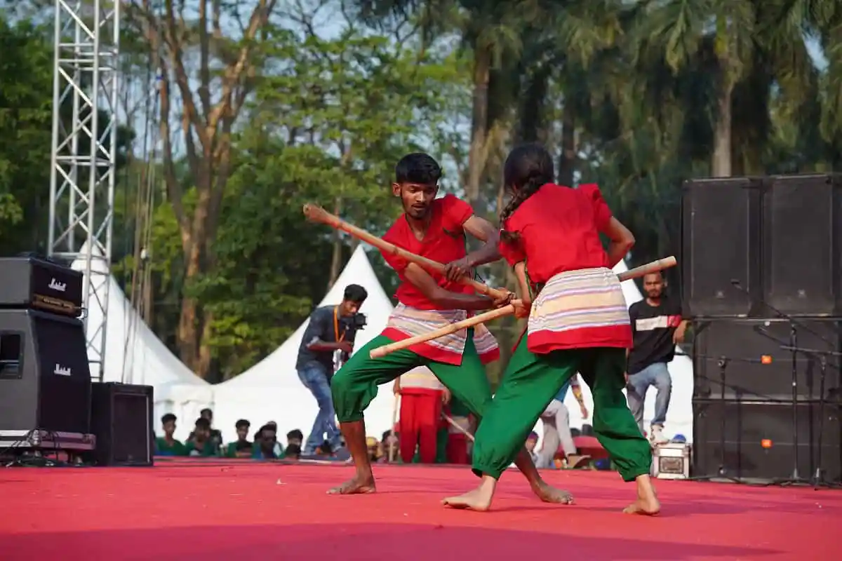 বাংলাদেশের ঐতিহ্যবাহী নাচের প্রদর্শনী, দুই শিশু পারস্পরিক লড়াই করছে. Channel i News - চ্যানেল আই নিউজ