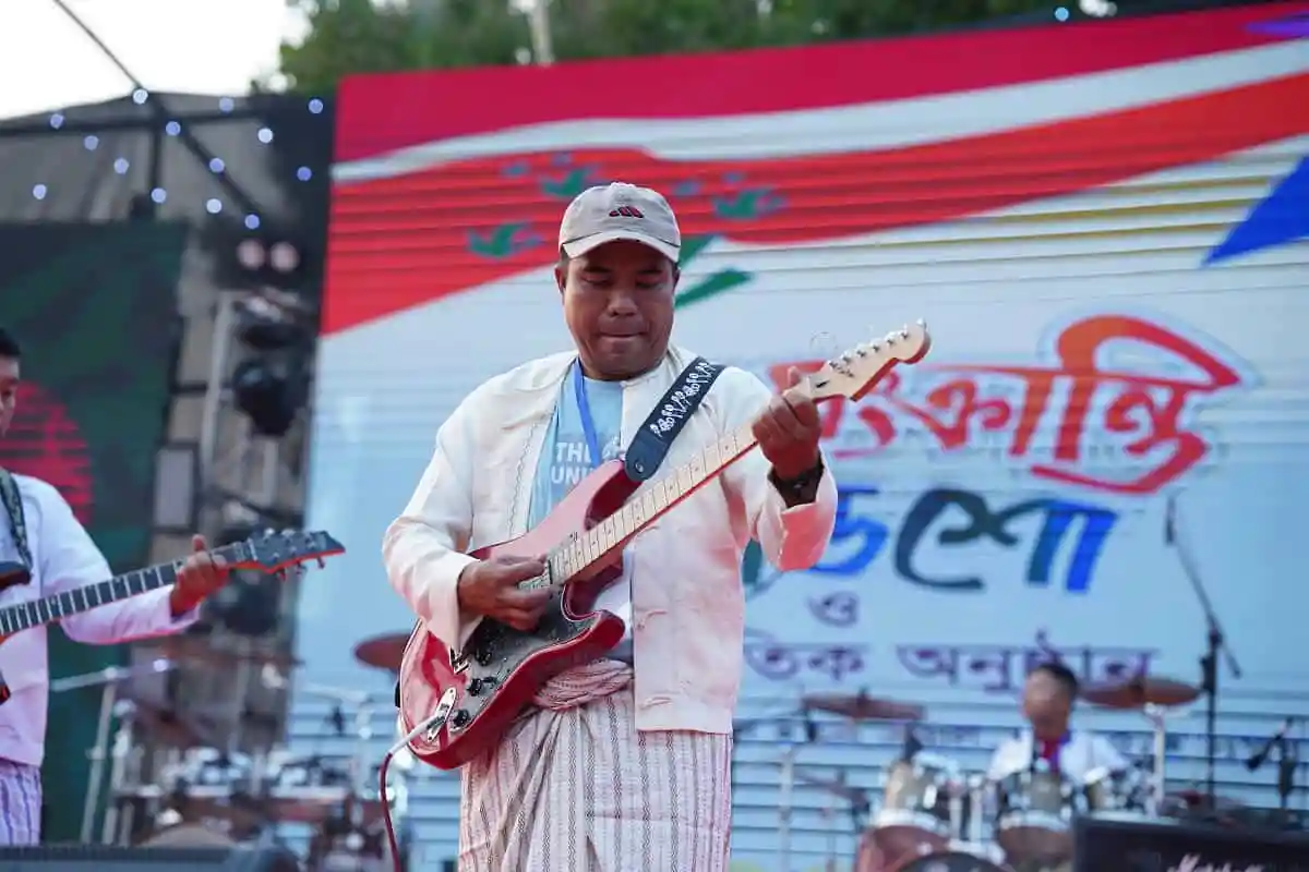 বাংলাদেশের একটি কনসার্টে গিটার বাজাচ্ছেন একজন শিল্পী. Channel i News - চ্যানেল আই নিউজ