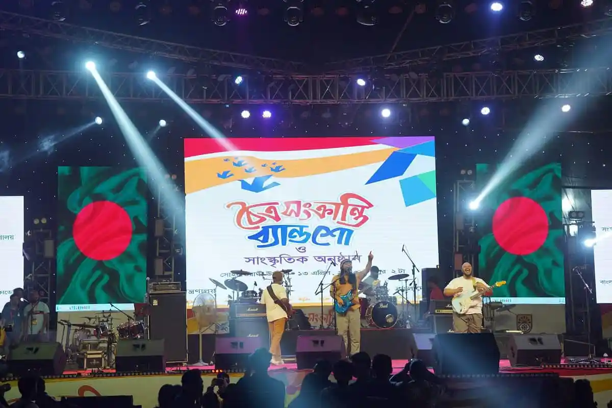 বাংলাদেশের কনসার্টে সংগীতশিল্পীরা পরিবেশনা করছেন, দর্শকরা উপভোগ করছেন. Channel i News - চ্যানেল আই নিউজ