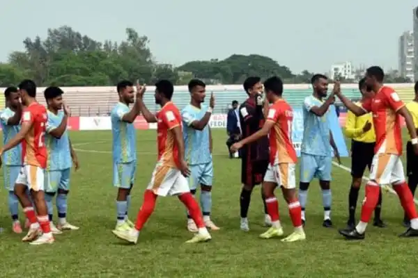বাংলাদেশ ফুটবল দল ও শ্রীলঙ্কা দলের খেলোয়াড়রা মাঠে শুভেচ্ছা বিনিময় করছে।. Channel i News - চ্যানেল আই নিউজ