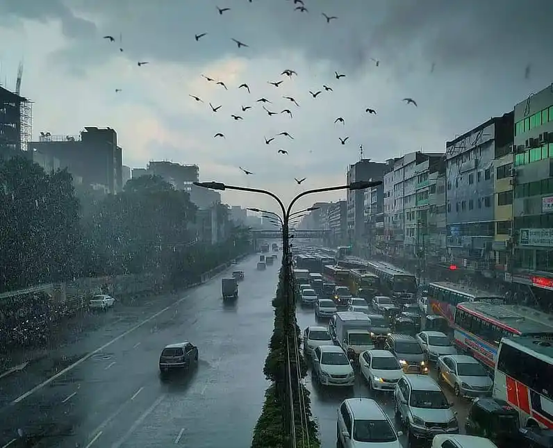 বৃষ্টির মধ্যে ঢাকা শহরের যানজট ও মেঘলা আকাশের দৃশ্য. Channel i News - চ্যানেল আই নিউজ