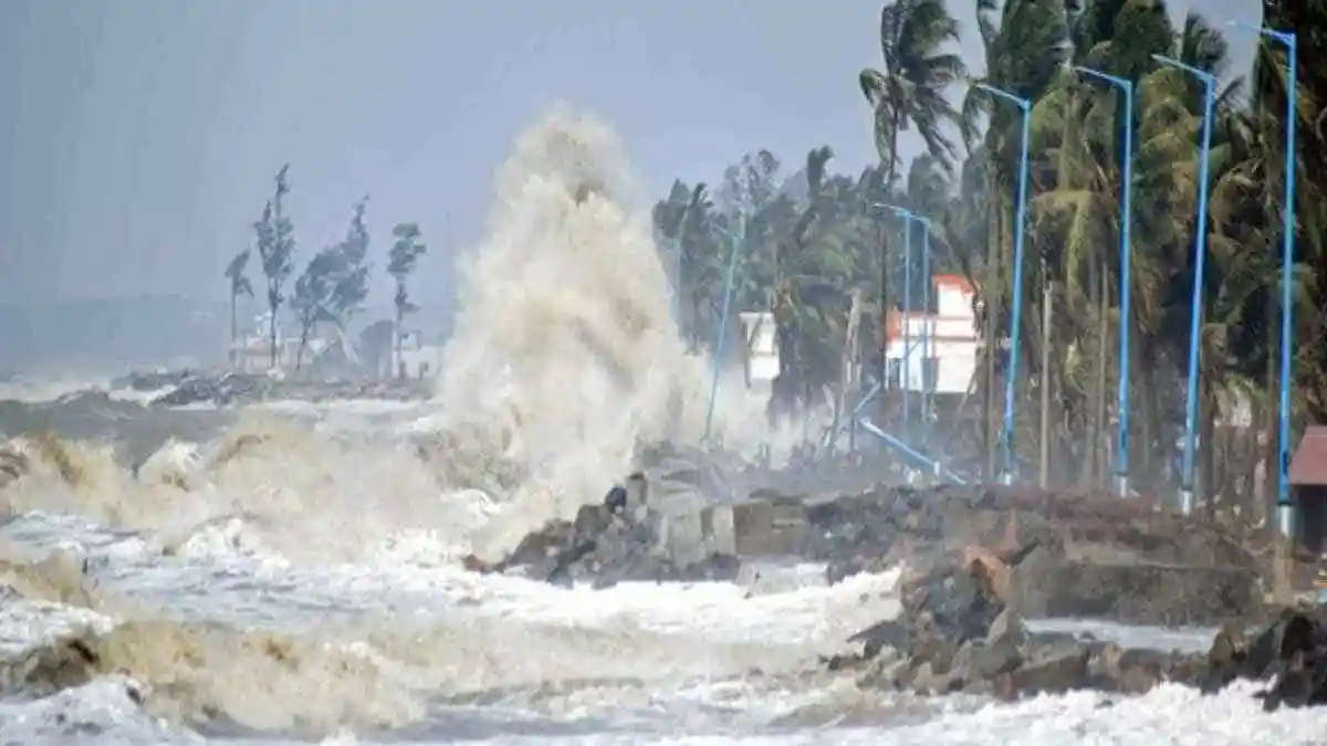 সাগরে প্রবল ঝড়ের কারণে ঢেউ ও জলপ্রপাত সৃষ্টি হয়েছে. Channel i News - চ্যানেল আই নিউজ