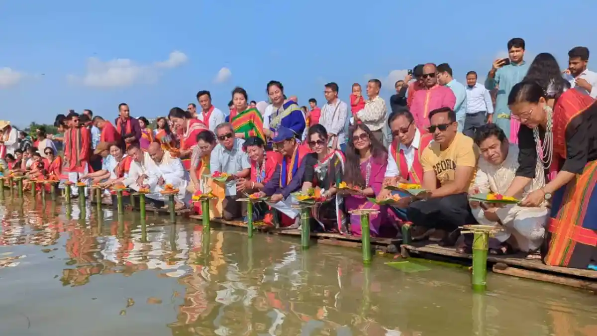 কাপ্তাই হ্রদে ফুল ভাসিয়ে পাহাড়ে বৈসাবি উৎসব উদযাপন. Channel i News - চ্যানেল আই নিউজ