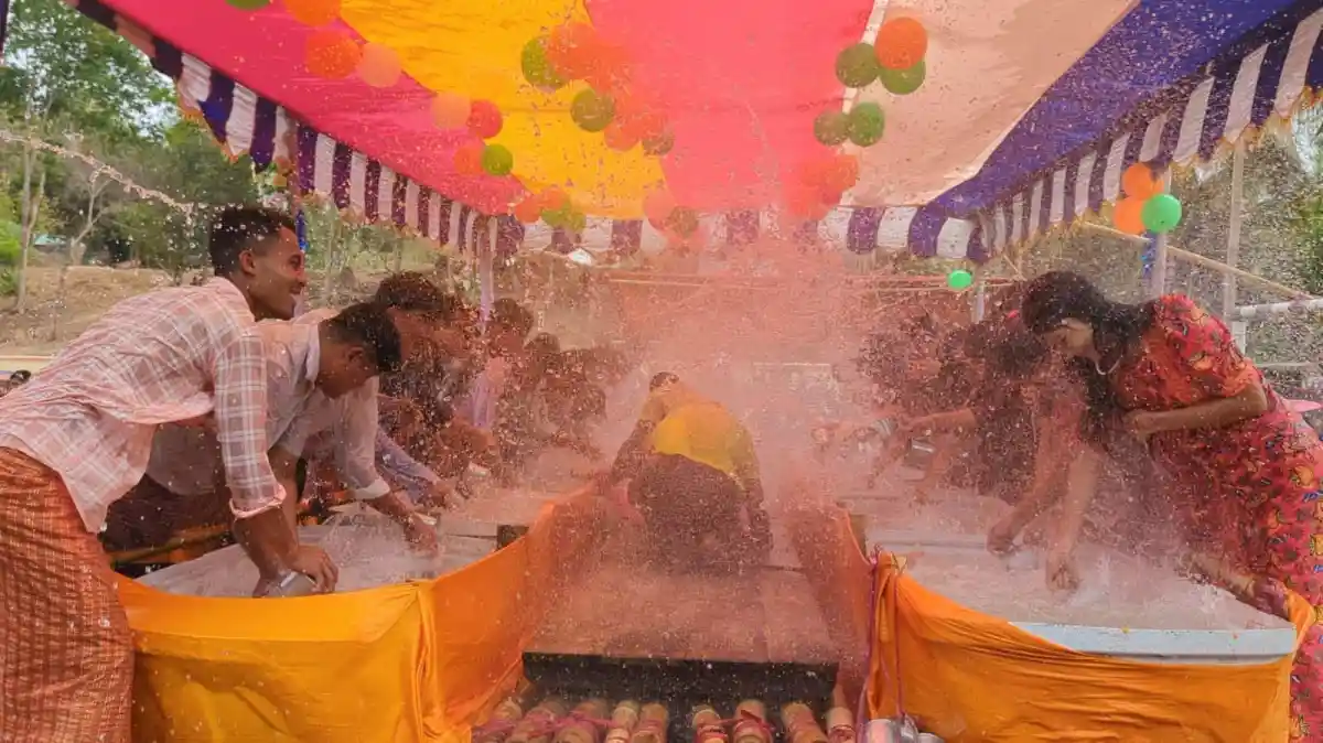 পাহাড়ের মারমা সম্প্রদায়ের জলকেলি উৎসবের ছবি, আনন্দে মেতে উঠেছেন স্থানীয়রা. Channel i News - চ্যানেল আই নিউজ