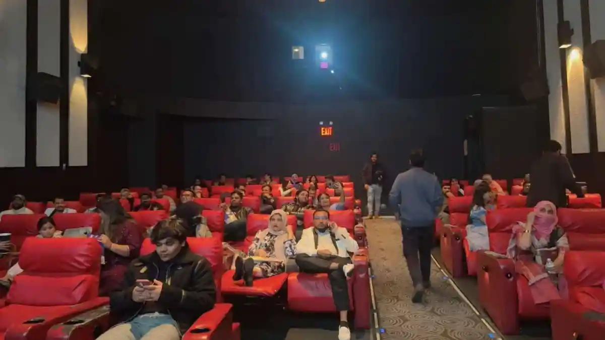 নিউ ইয়র্কের সিনেমা হলে দর্শকদের ভিড়, হাউজফুল শো চলমান. Channel i News - চ্যানেল আই নিউজ