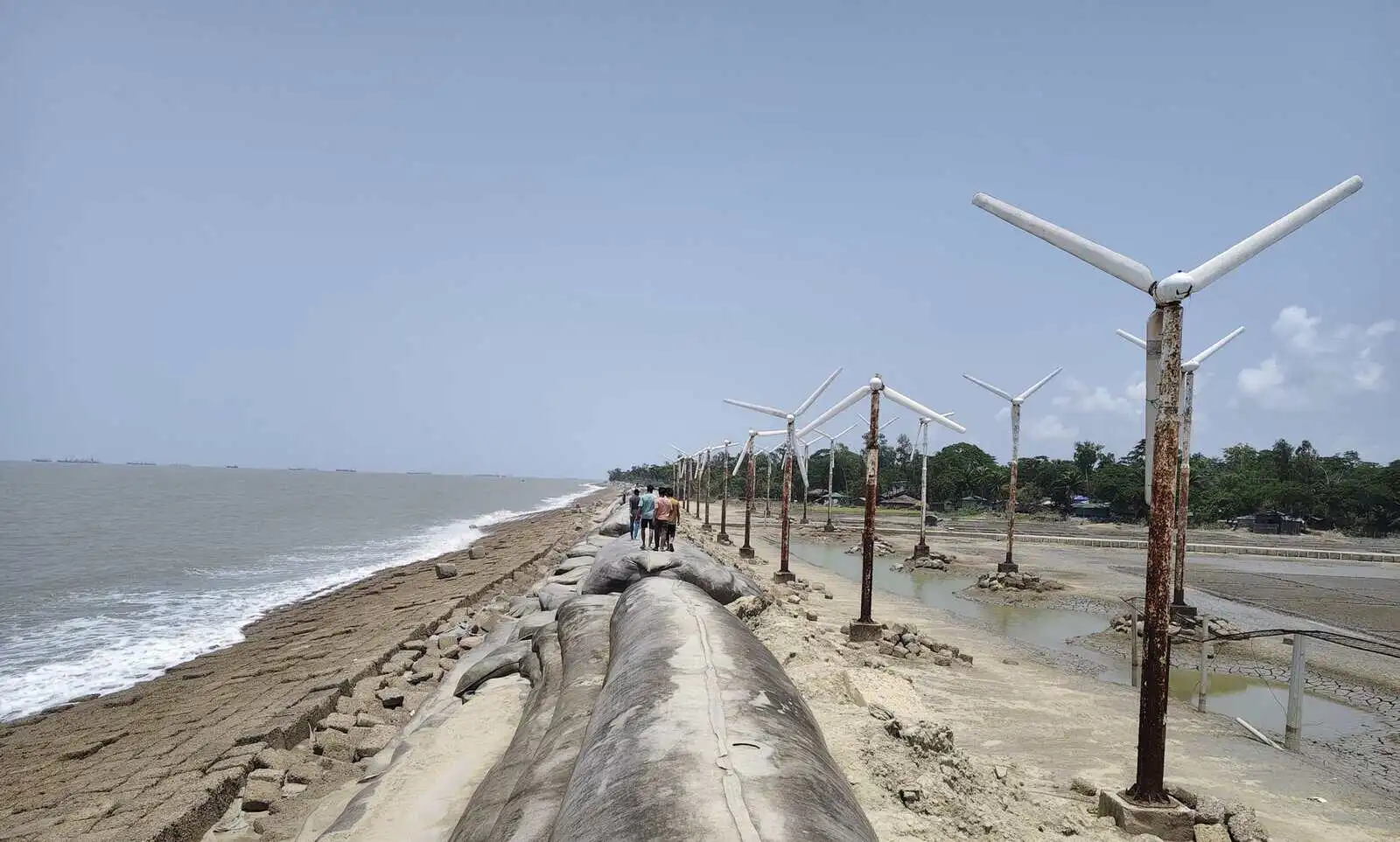 উপকূলের ক্ষতিগ্রস্ত বাঁধ ও বাতাসের জন্য ঝুলন্ত পাখা. Channel i News - চ্যানেল আই নিউজ