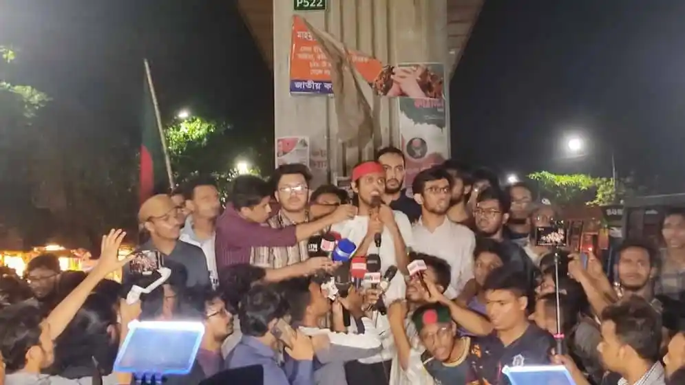 শিক্ষার্থীরা ক্লাস বর্জনের প্রতিবাদে রাস্তায় অবস্থান করছে. Channel i News - চ্যানেল আই নিউজ