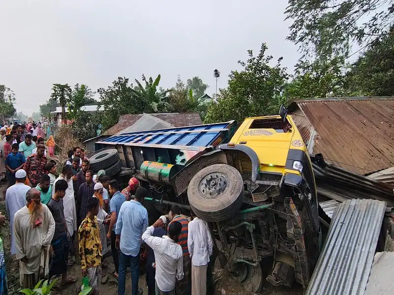 বসতঘরে ট্রাকের ধাক্কায় নারীর মৃত্যু, ব্যাপক জনসমাগম. Channel i News - চ্যানেল আই নিউজ