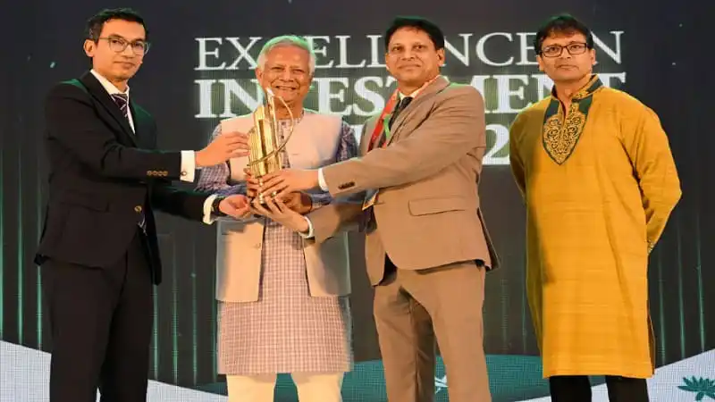 বিনিয়োগ সম্মেলনে ওয়ালটনের প্রতিনিধিরা পুরস্কার গ্রহণ করছেন. Channel i News - চ্যানেল আই নিউজ
