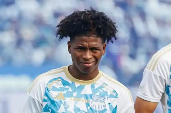 Ecuador football player with curly hair during a match. Channel i News - চ্যানেল আই নিউজ