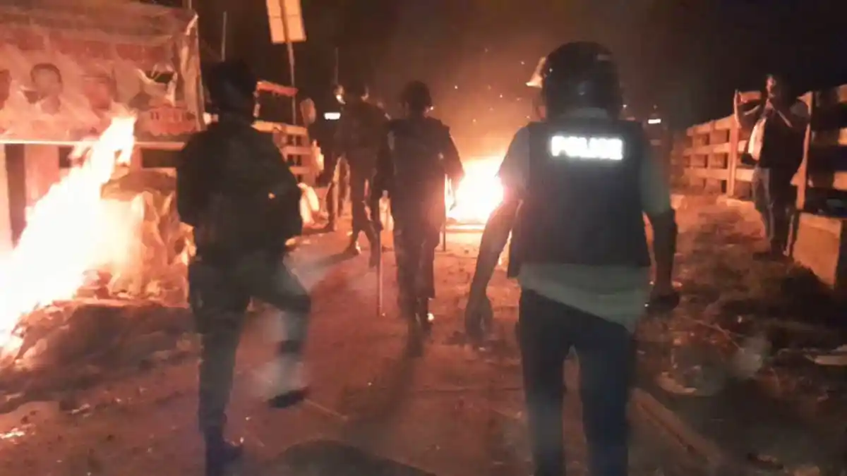মাদারীপুরে ১৪৪ ধারা জারির পর পরিস্থিতি শান্ত রাখতে পুলিশ মোতায়েন. Channel i News - চ্যানেল আই নিউজ
