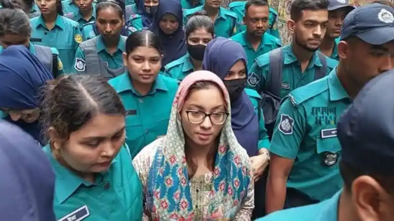 মডেল মেঘনা আলমের ব্যাংক হিসাব তলবের জন্য আদালতের সামনে উপস্থিত. Channel i News - চ্যানেল আই নিউজ