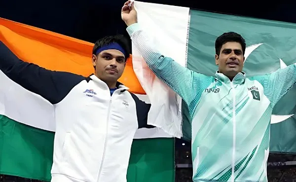 ভারতীয় অলিম্পিক সোনাজয়ী খেলোয়াড়রা বিজয় পতাকা ধরে উল্লাস করছে. Channel i News - চ্যানেল আই নিউজ