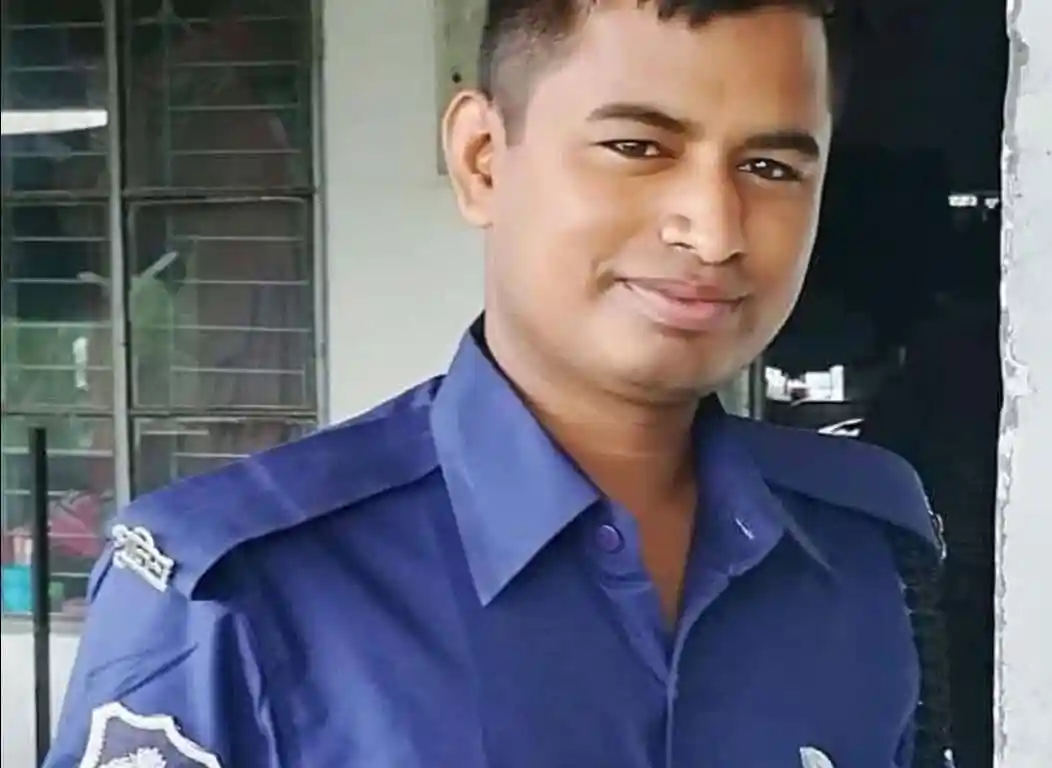 পুলিশ সদস্যের ছবি, বাংলাদেশ পুলিশ ইউনিফর্মে যুবক. Channel i News - চ্যানেল আই নিউজ