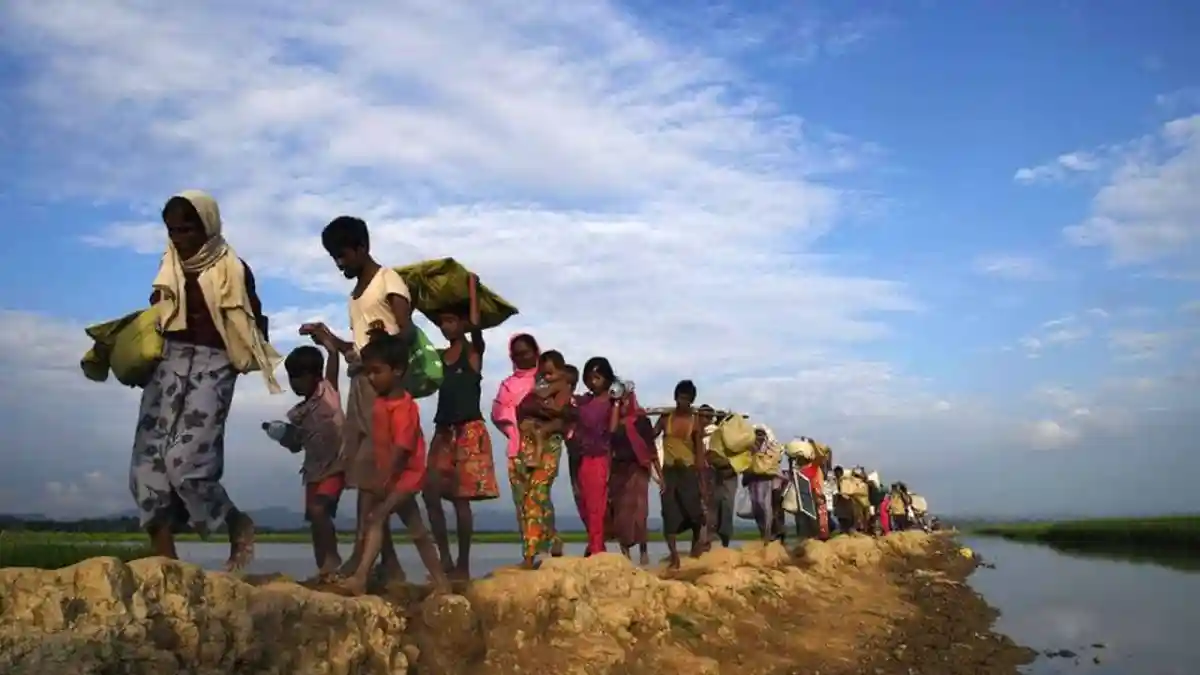 রোহিঙ্গা শরণার্থীরা নদীর পাড়ে হাঁটছে, বাংলাদেশের সীমান্তের কাছাকাছি. Channel i News - চ্যানেল আই নিউজ
