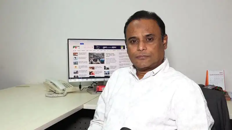 চ্যানেল আই অনলাইন এর অফিসে বসে একজন কর্মকর্তা. Channel i News - চ্যানেল আই নিউজ
