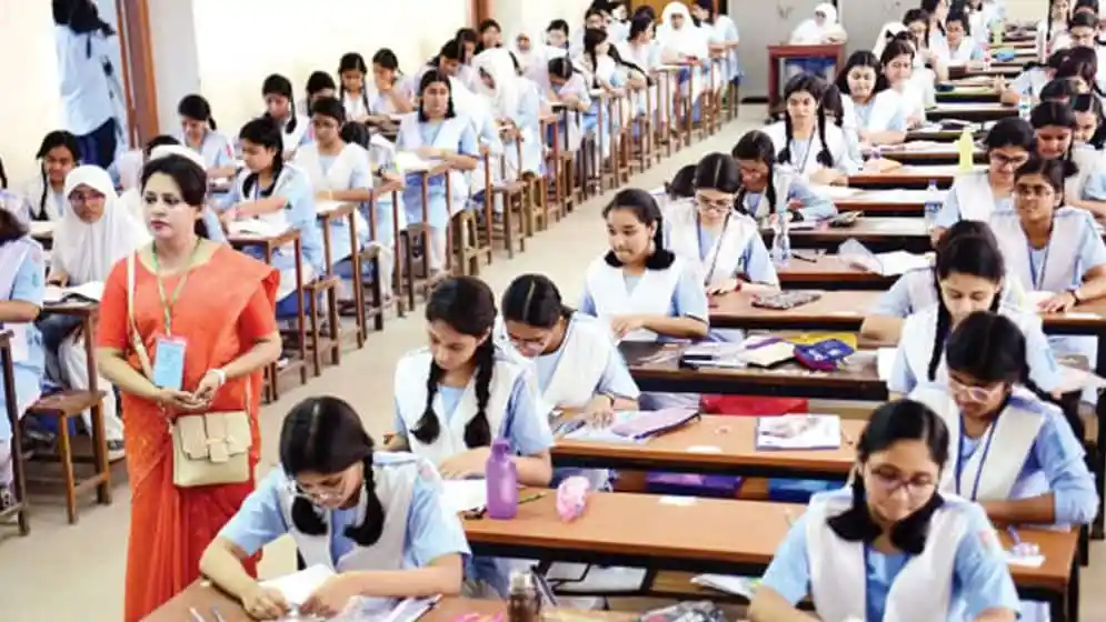পরীক্ষা কেন্দ্রে এসএসসি পরীক্ষার্থীরা পরীক্ষা দিচ্ছে. Channel i News - চ্যানেল আই নিউজ