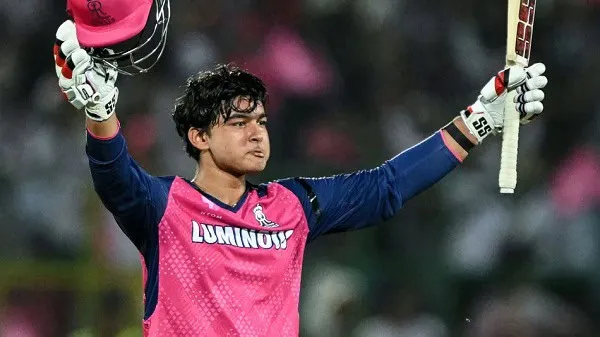 বাংলাদেশের ক্রিকেটার তামিম ইকবাল মাঠে তার ব্যাট হাতে ধন্যবাদ জানাচ্ছেন. Channel i News - চ্যানেল আই নিউজ