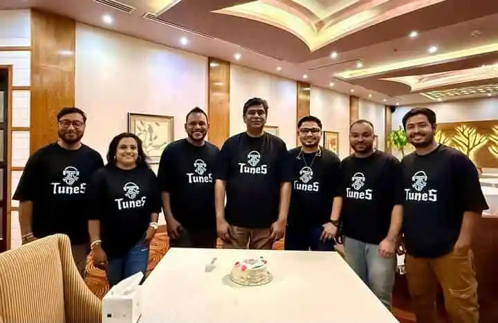 টিউনস ব্যান্ডের সদস্যরা ১০ বছর পূর্তিতে একসঙ্গে ছবি তুলেছেন।. Channel i News - চ্যানেল আই নিউজ