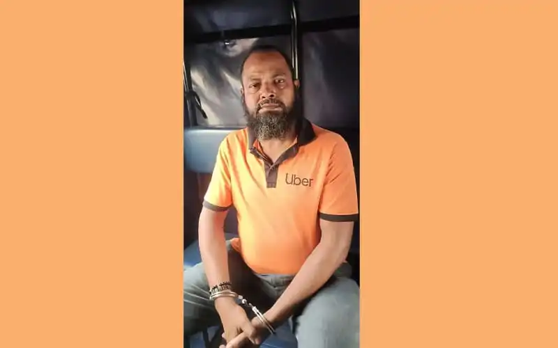 নূর হোসেন গ্রেপ্তার, ছবি একজন পুরুষ যিনি উবার পোশাক পরেছেন।. Channel i News - চ্যানেল আই নিউজ