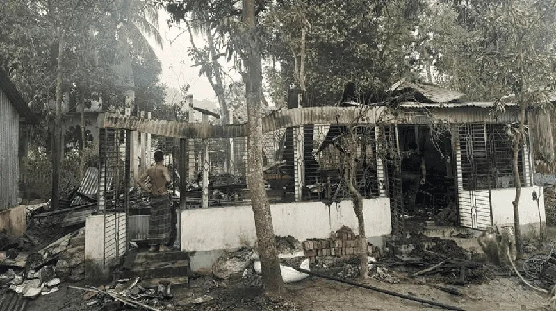 আগুনে পুড়ে যাওয়া নির্মাণকারী শিল্পীর বাড়ির দৃশ্য. Channel i News - চ্যানেল আই নিউজ
