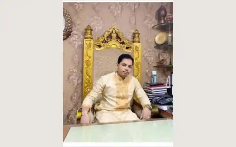 বাংলাদেশের একজন সংবাদ প্রতিবেদক রাজকীয় আসনে বসে ছবি তোলেন. Channel i News - চ্যানেল আই নিউজ