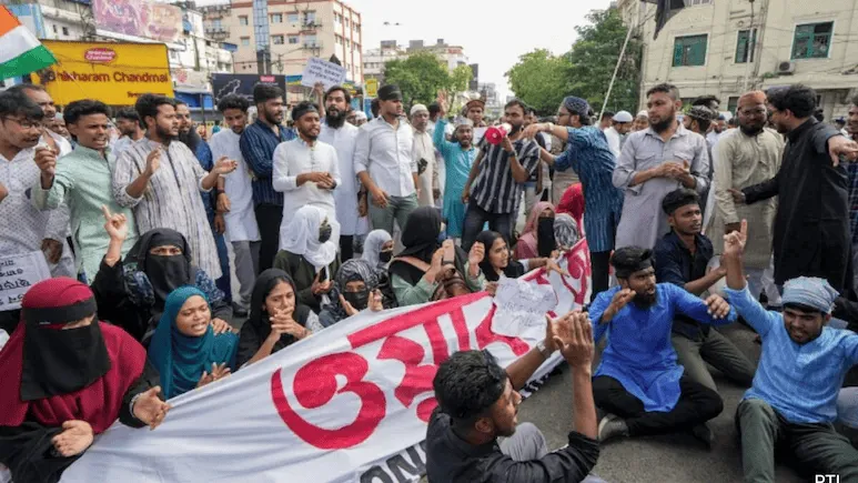 জনতা রাস্তায় বিক্ষোভ করছে, বিভিন্ন বয়সের মানুষ অংশগ্রহণ করছে. Channel i News - চ্যানেল আই নিউজ
