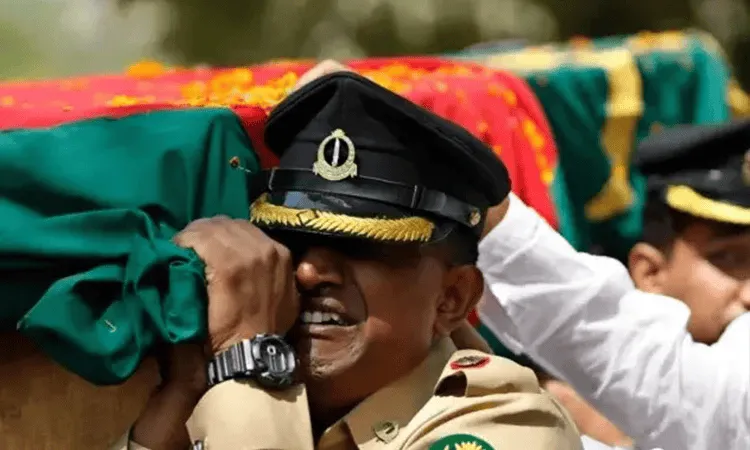 বিডিআর হত্যাকাণ্ডের স্মরণে শোকসভায় সেনা সদস্যরা অংশগ্রহণ করছেন. Channel i News - চ্যানেল আই নিউজ