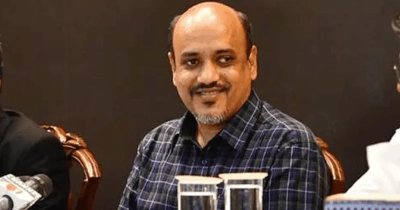 উপ-প্রেস সচিবের হাসিমুখে ছবি, পটভূমিতে কালো রঙের দেয়াল. Channel i News - চ্যানেল আই নিউজ