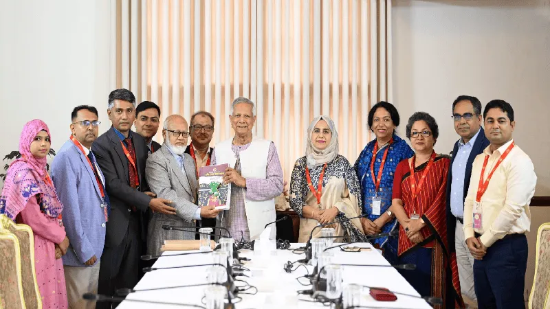 প্রতিবেদন জমা দিচ্ছেন স্থানীয় সরকার কর্মকর্তারা. Channel i News - চ্যানেল আই নিউজ