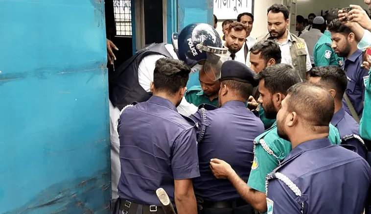 গাজীপুর আদালতে ভিআইপি আসামীদের সঙ্গে আইনশৃঙ্খলা রক্ষাকারী বাহিনী. Channel i News - চ্যানেল আই নিউজ