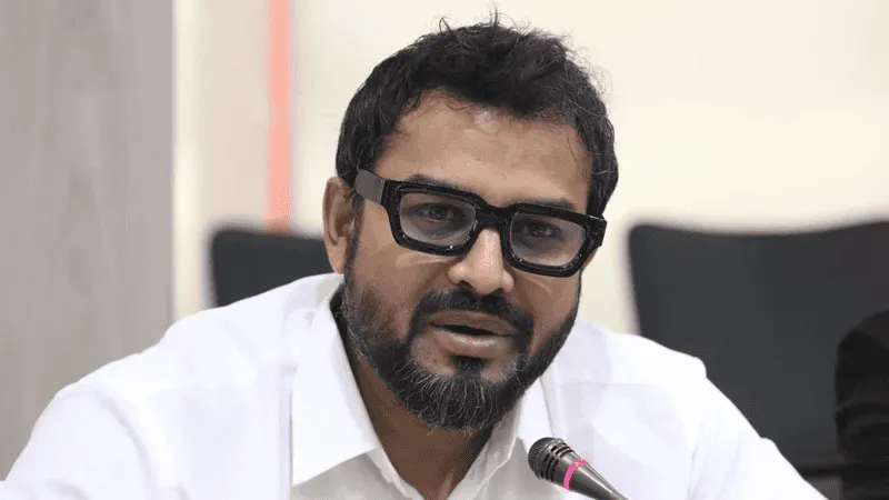 নেতা একটি সভায় বক্তৃতা দিচ্ছেন, পেশাদার পরিবেশে. Channel i News - চ্যানেল আই নিউজ